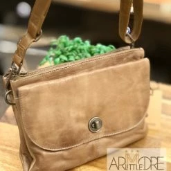 Budget ๐ Rugged Hide Romy RH-13687 Leather Crossbody Clutch Bag โ 35 Rugged Hide Romy RH-13687 Leather Crossbody Clutch Bag