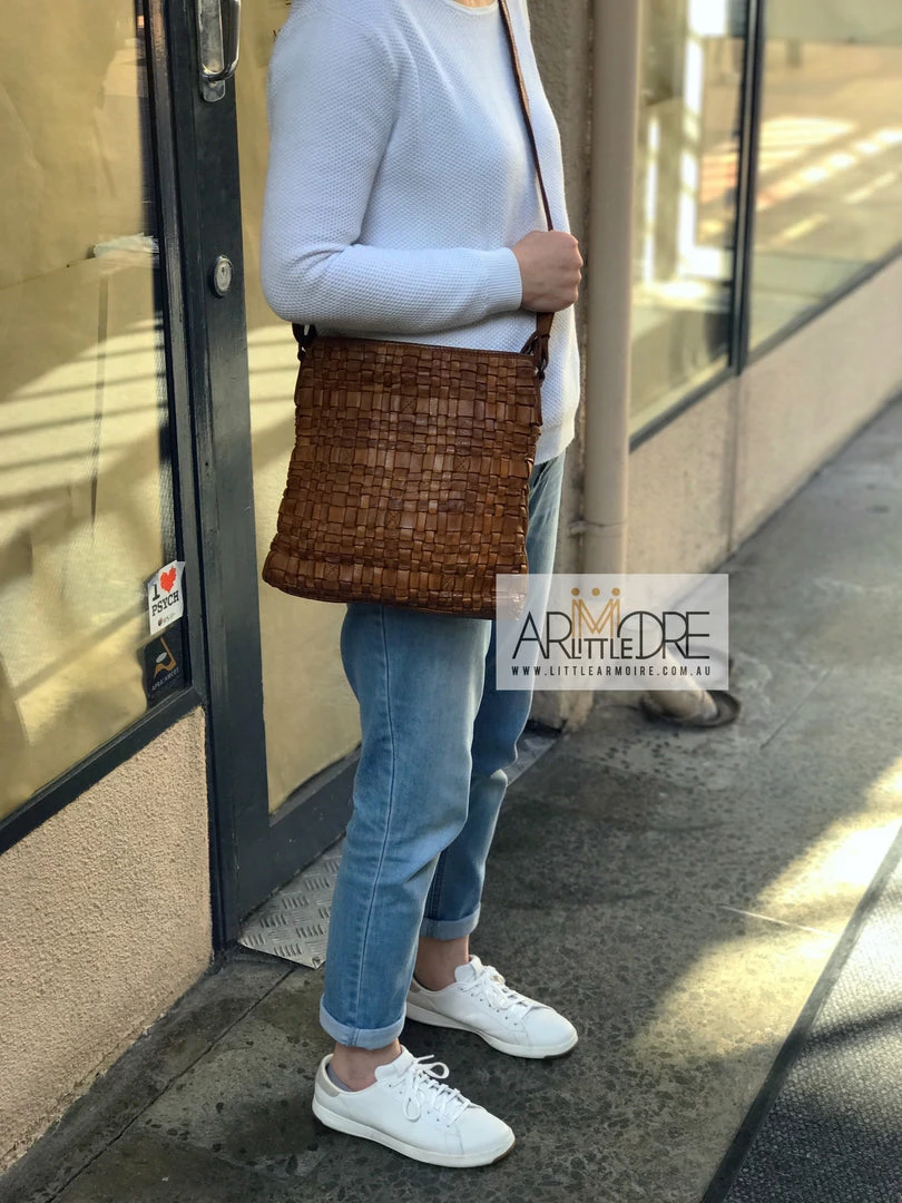 Discount π Rugged Hide RH-33000 Zara Cross Body Leather Bag π 16 Rugged Hide RH-33000 Zara Cross Body Leather Bag